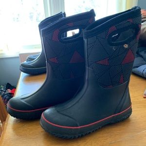 Boys sz 4 Bogs Boots (Red/Blk)